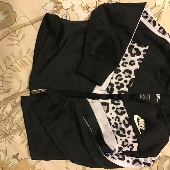 Jogging suit - Picture 2 of 4